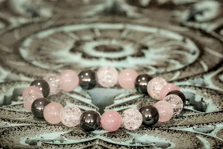 Hematit, rózsakvarc, hegyikristály  ásványkarkötő