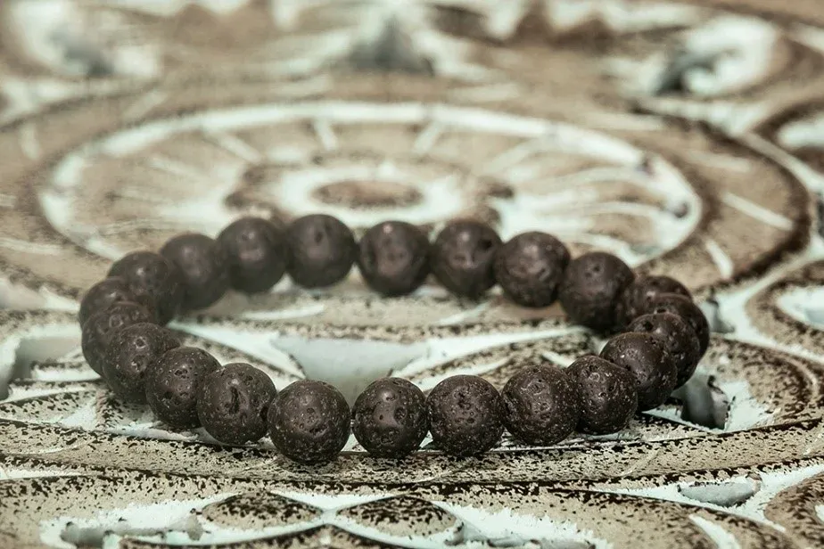 Lávakő ásványkarkötő